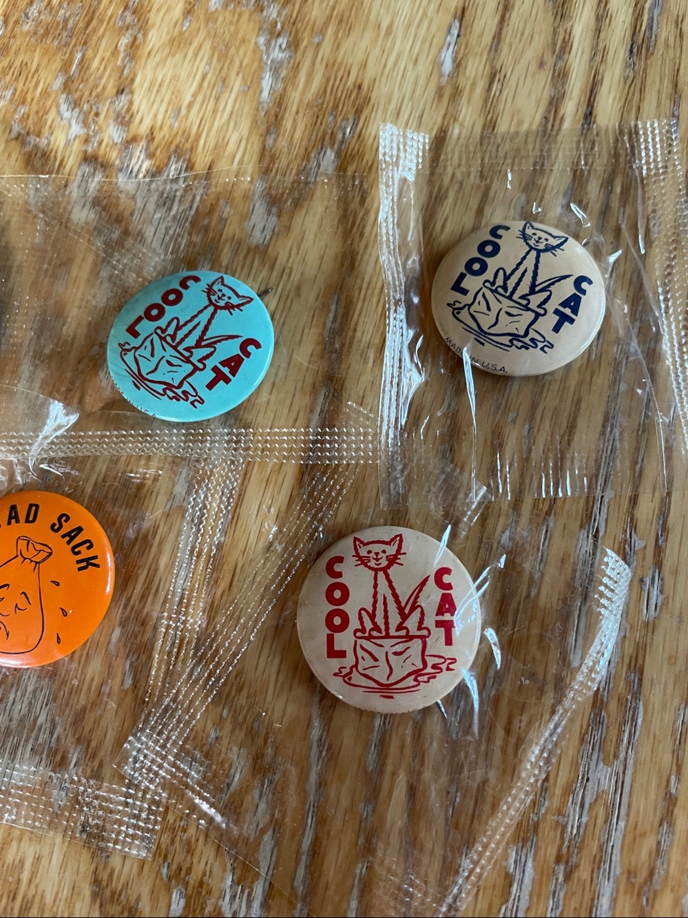 6 Vintage 50’s badge pins - Picture 3 of 4